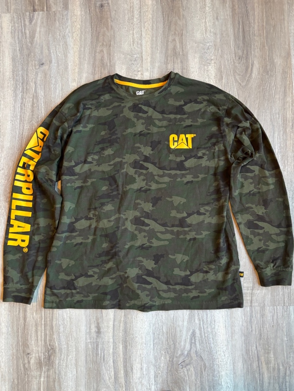 Caterpillar Like New Large Men's Long Sleeve Camouflage Tee with Yellow Logo